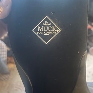 Kids muck boots size 12